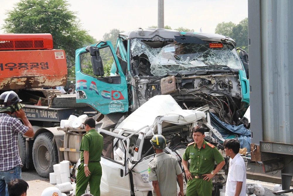 Chiếc xe ô tô loại nhỏ bị biến dạng hoàn toàn; đầu xe đầu kéo cũng hư hỏng nặng. 